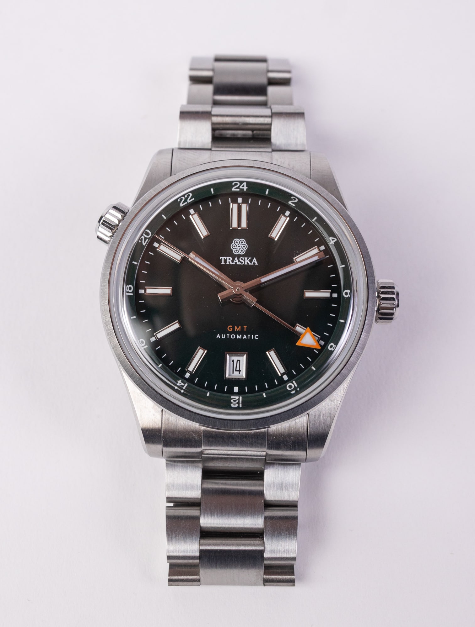 Traska Venturer GMT Bottle Green (2024 model year): Traska Venturer GMT Bottle Green. This watch is slightly used and in good working condition.An increasingly interconnected world demands resilience, sophistication, and the ability to navigate