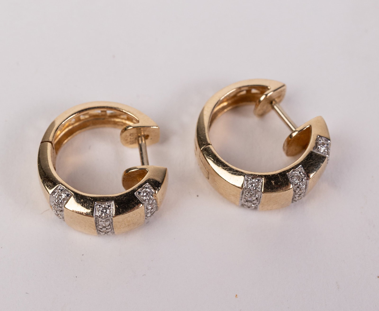 14KY Gold Huggie Hoop Earrings - 2