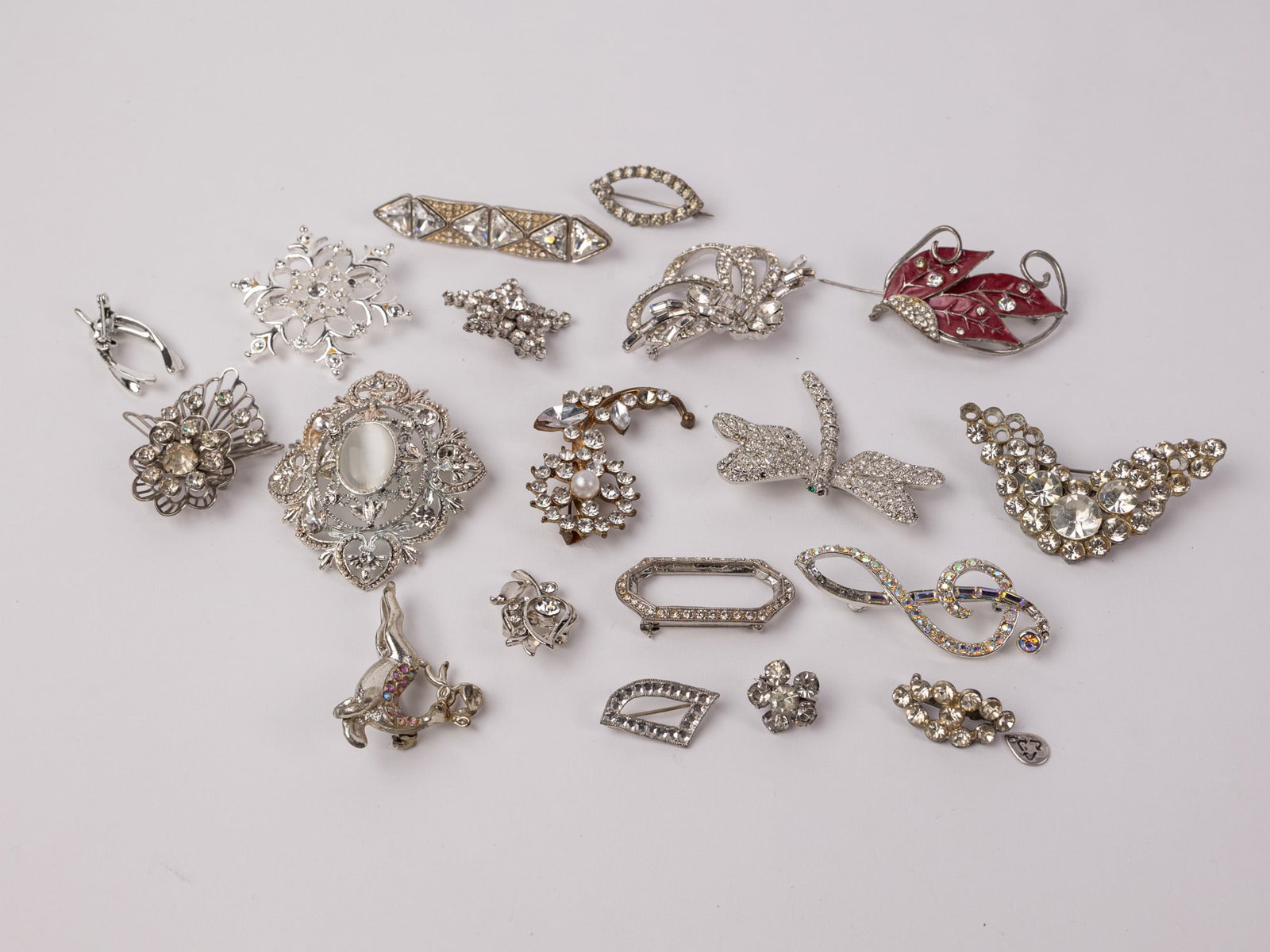 Assortment of Vintage Brooches: Assortment of Vintage Brooches Literature Brooks Auction – Online Auction Terms & Conditions Contact: (856) 694-2960 | info@brooks.auction READ BEFORE YOU BID: We want you to feel confident