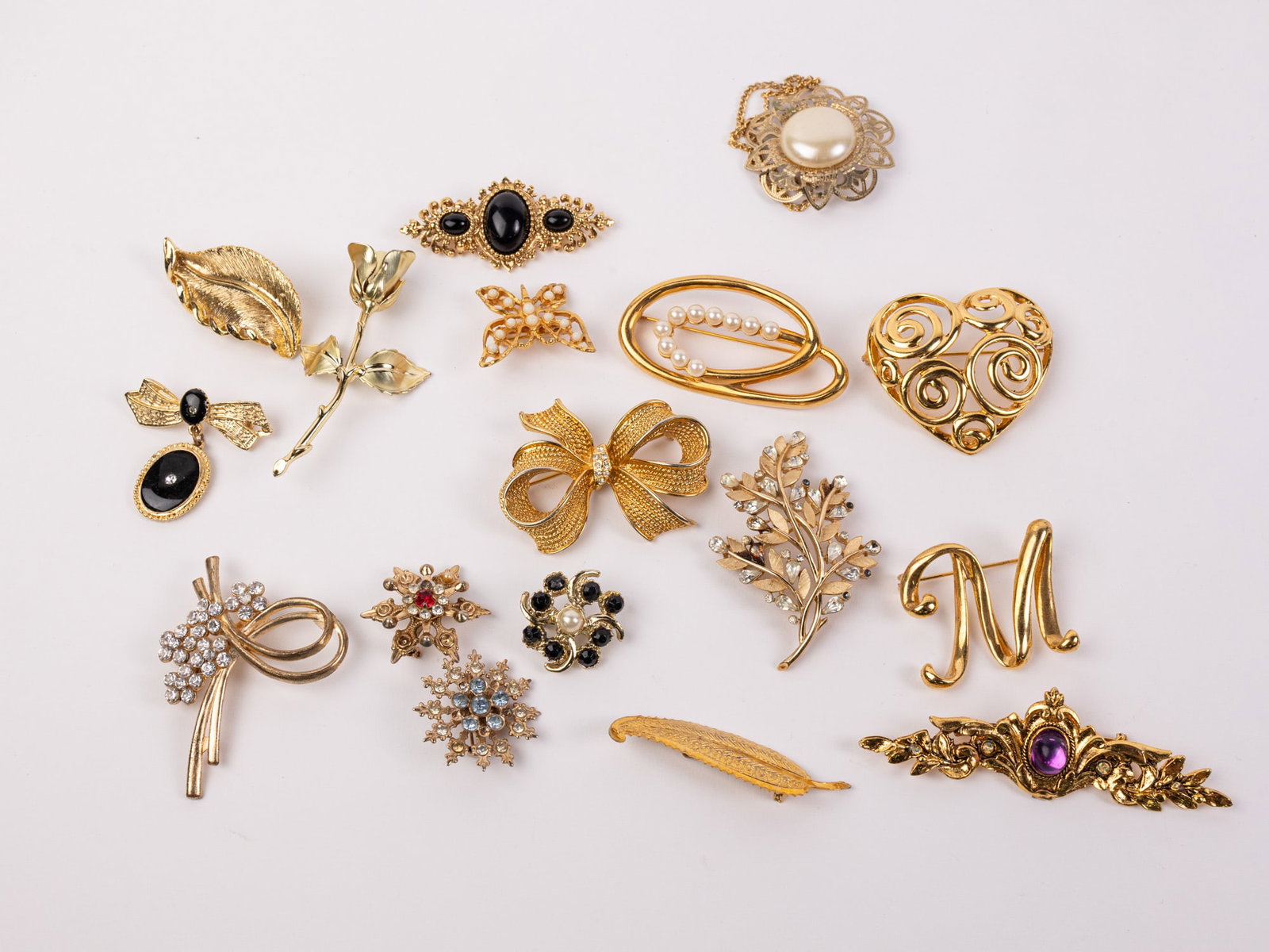 Assortment of Vintage Brooches: Assortment of Vintage Brooches Literature Brooks Auction – Online Auction Terms & Conditions Contact: (856) 694-2960 | info@brooks.auction READ BEFORE YOU BID: We want you to feel confident