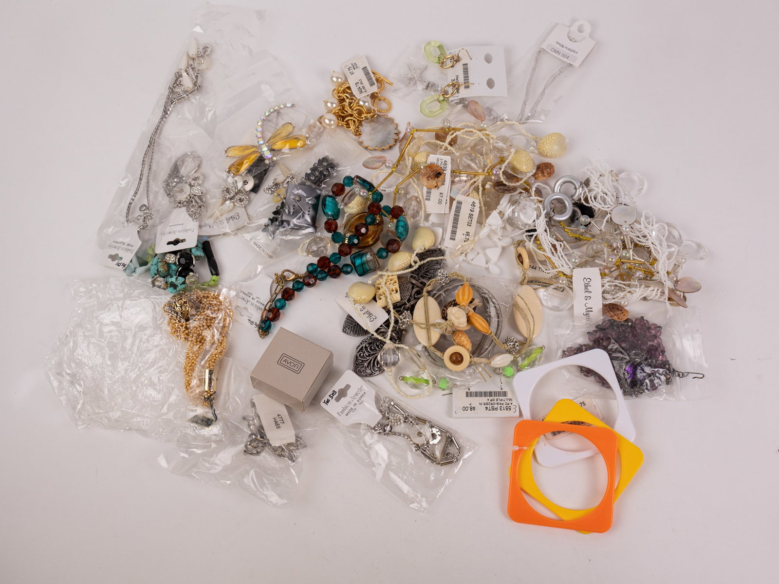 Assortment of New Wrapped, Tagged or Sealed Jewelry: Assortment of New Wrapped, Tagged or Sealed Jewelry Literature Brooks Auction – Online Auction Terms & Conditions Contact: (856) 694-2960 | info@brooks.auction READ BEFORE YOU BID: We want you t