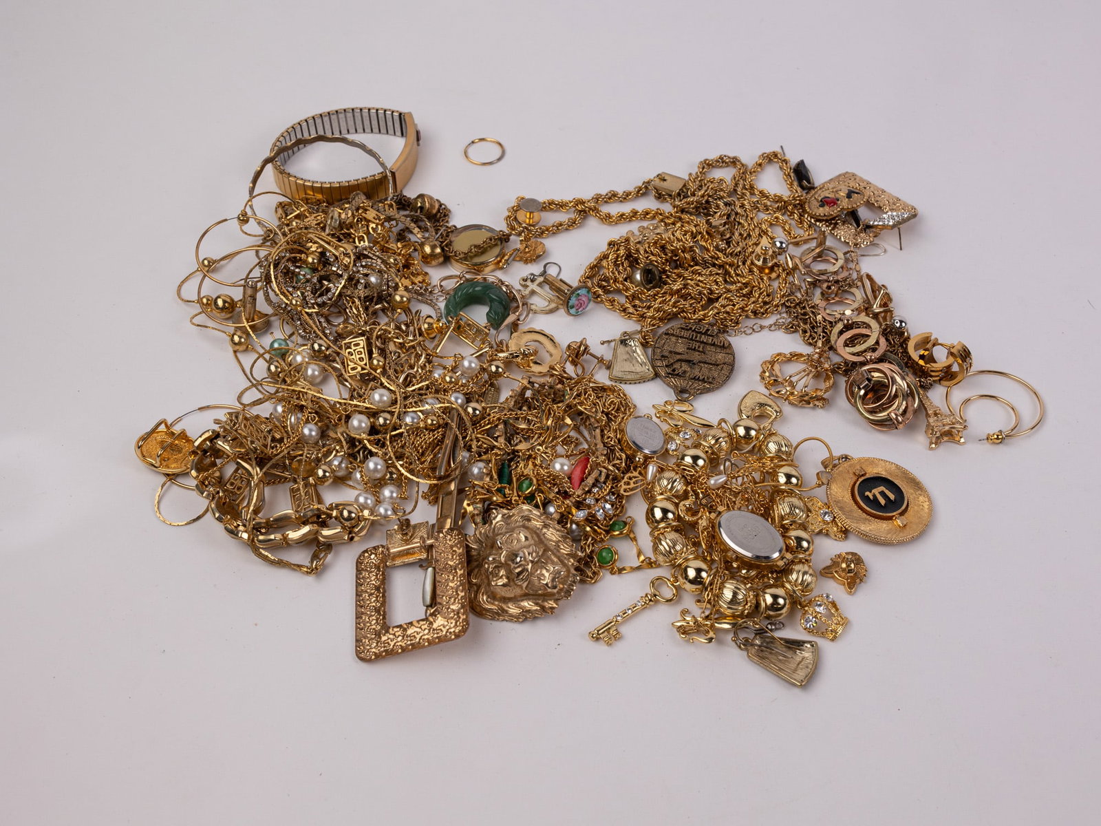 Assortment of Gold-Tone Jewelry: Assortment of Gold-Tone Jewelry Literature Brooks Auction – Online Auction Terms & Conditions Contact: (856) 694-2960 | info@brooks.auction READ BEFORE YOU BID: We want you to feel confident