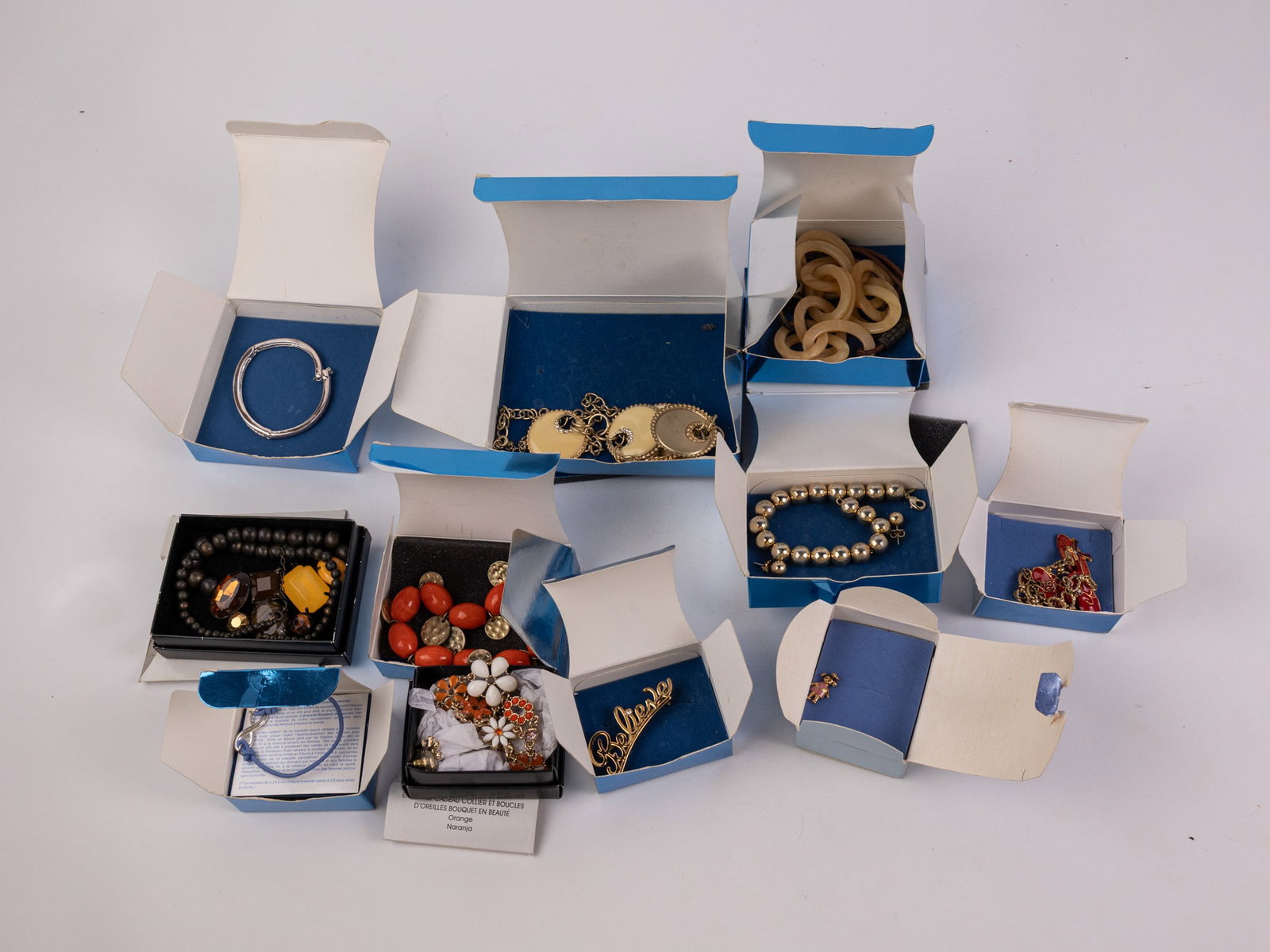 Assortment of Avon New Wrapped, Tagged or Sealed Jewelry: Assortment of Avon New Wrapped, Tagged or Sealed Jewelry Literature Brooks Auction – Online Auction Terms & Conditions Contact: (856) 694-2960 | info@brooks.auction READ BEFORE YOU BID: We want