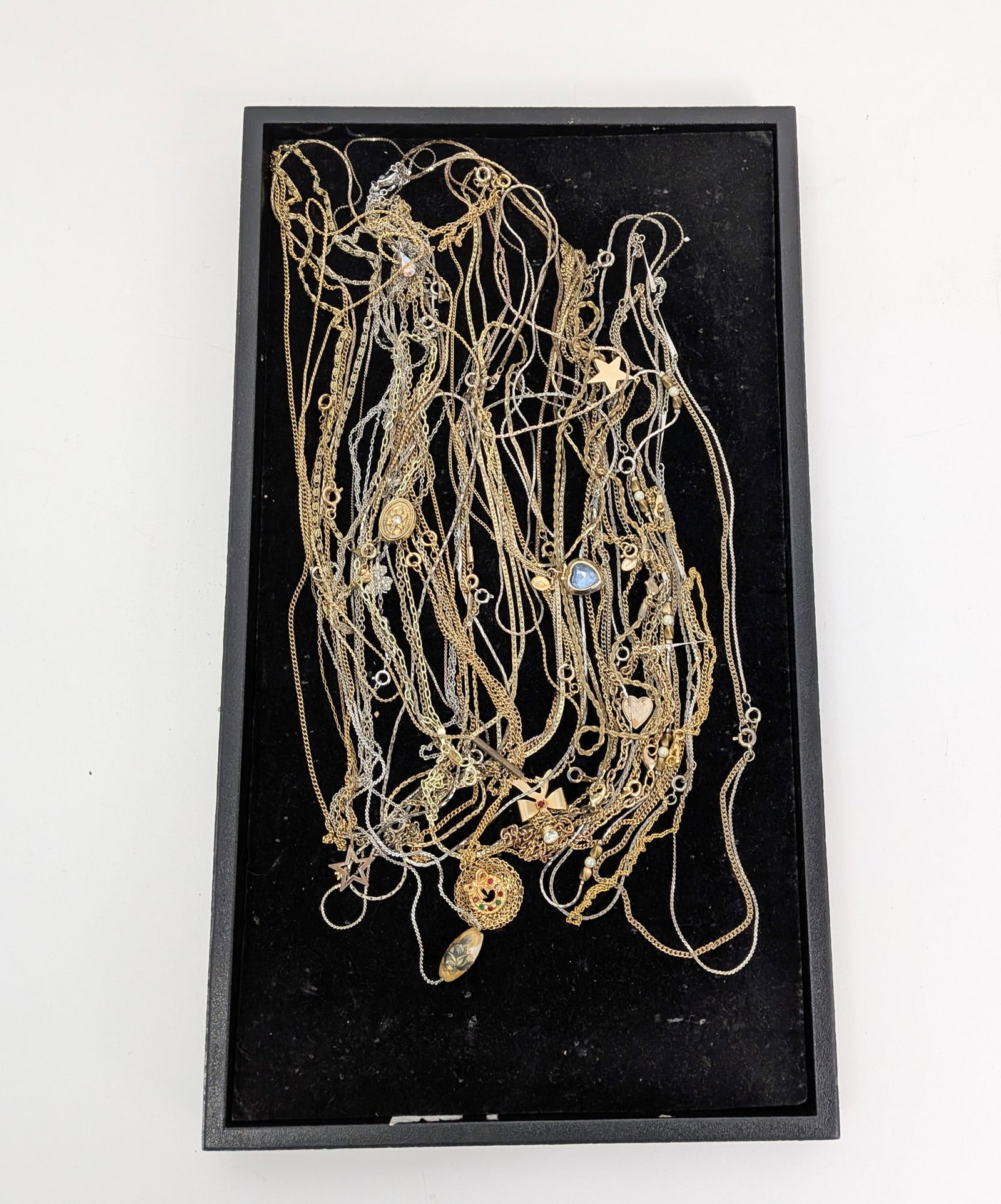 Assortment of Necklaces and Chains: Assortment of Necklaces and Chains Literature Brooks Auction – Online Auction Terms & Conditions Contact: (856) 694-2960 | info@brooks.auction READ BEFORE YOU BID: We want you to feel confident