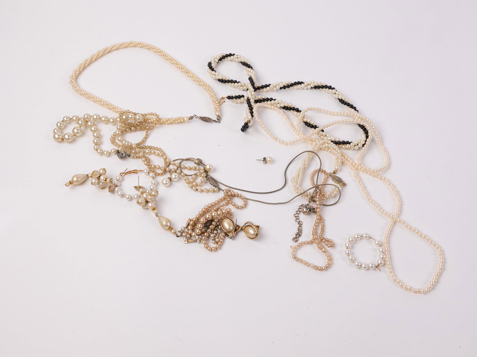 Assortment of Pearl Jewelry: Assortment of Pearl Jewelry Literature Brooks Auction – Online Auction Terms & Conditions Contact: (856) 694-2960 | info@brooks.auction READ BEFORE YOU BID: We want you to feel confident when