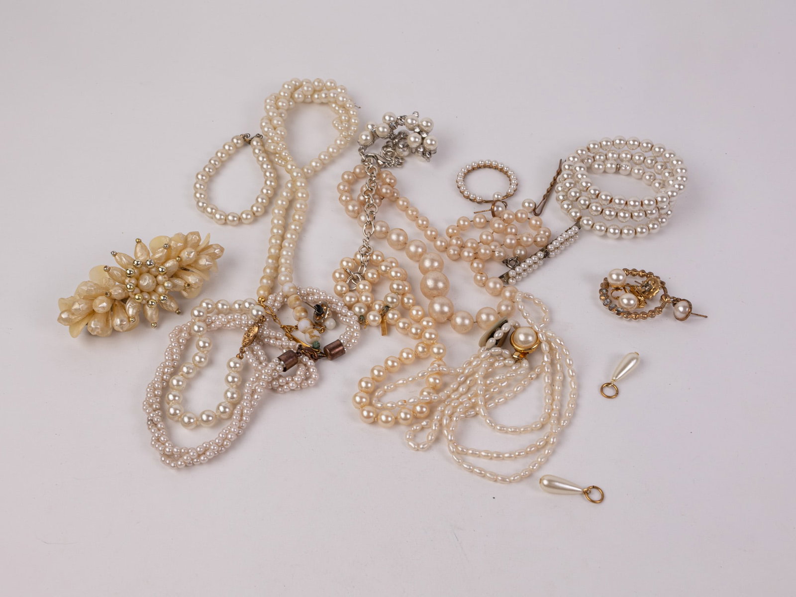 Assortment of Pearl Jewelry: Assortment of Pearl Jewelry Literature Brooks Auction – Online Auction Terms & Conditions Contact: (856) 694-2960 | info@brooks.auction READ BEFORE YOU BID: We want you to feel confident when