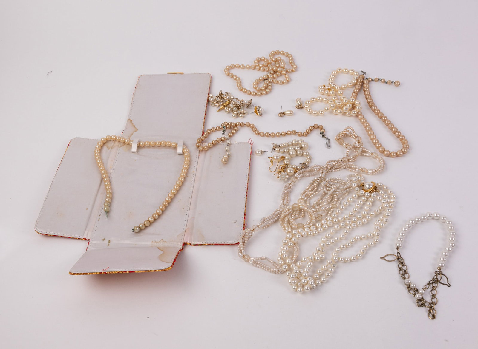 Assortment of Pearl Jewelry: Assortment of Pearl Jewelry Literature Brooks Auction – Online Auction Terms & Conditions Contact: (856) 694-2960 | info@brooks.auction READ BEFORE YOU BID: We want you to feel confident when