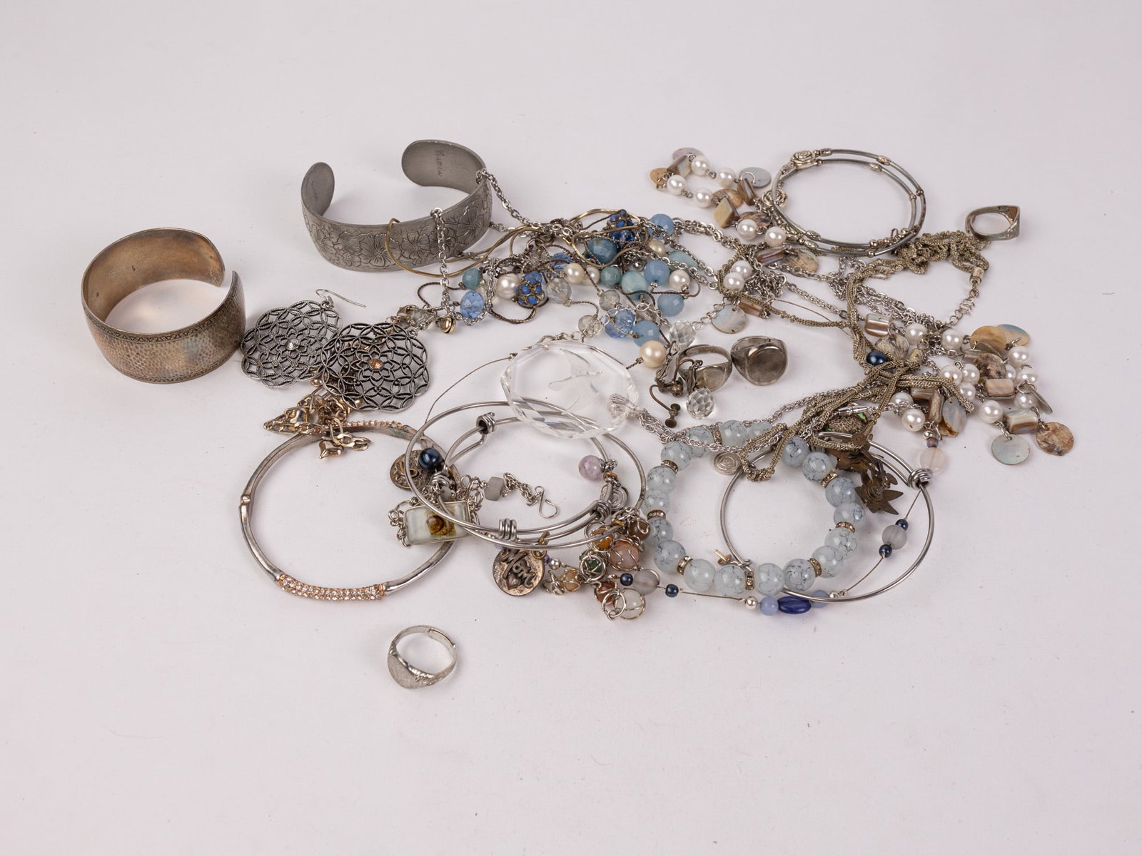 Assortment of Costume Jewelry: Assortment of Costume Jewelry Literature Brooks Auction – Online Auction Terms & Conditions Contact: (856) 694-2960 | info@brooks.auction READ BEFORE YOU BID: We want you to feel confident when