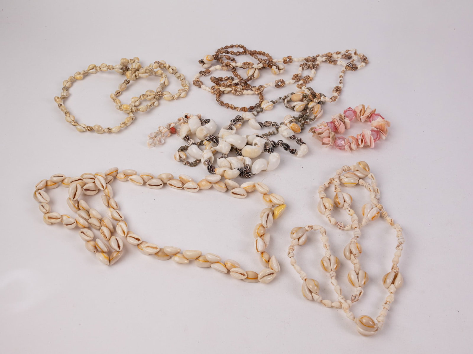 Assortment of Vintage Shell Necklaces: Assortment of Vintage Shell Necklaces Literature Brooks Auction – Online Auction Terms & Conditions Contact: (856) 694-2960 | info@brooks.auction READ BEFORE YOU BID: We want you to feel confide