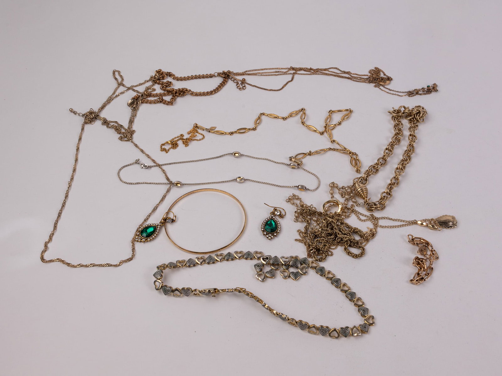 Assortment of Gold-Tone Jewelry: Assortment of Gold-Tone Jewelry Literature Brooks Auction – Online Auction Terms & Conditions Contact: (856) 694-2960 | info@brooks.auction READ BEFORE YOU BID: We want you to feel confident