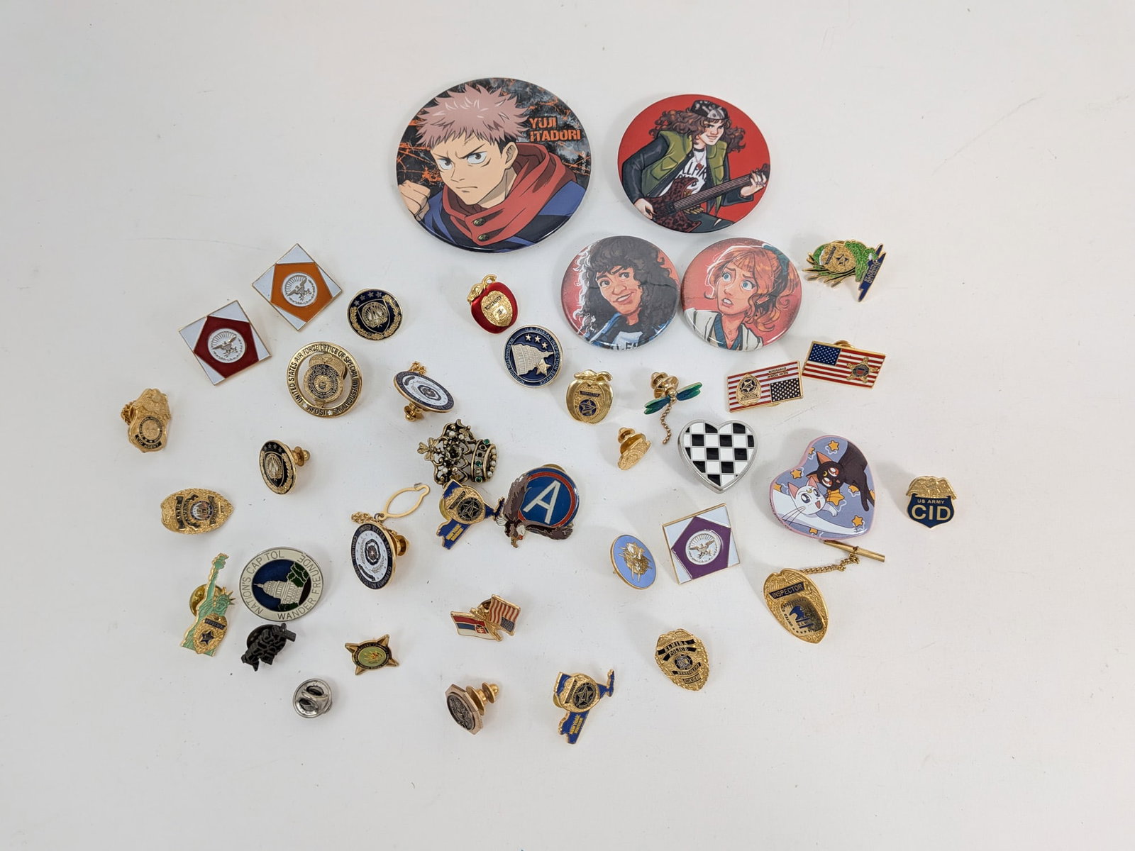 Assortment Pins and Buttons: Assortment Pins and Buttons Size 7" x 12" x 12" Literature Brooks Auction – Online Auction Terms & Conditions Contact: (856) 694-2960 | info@brooks.auction READ BEFORE YOU BID: We want you to