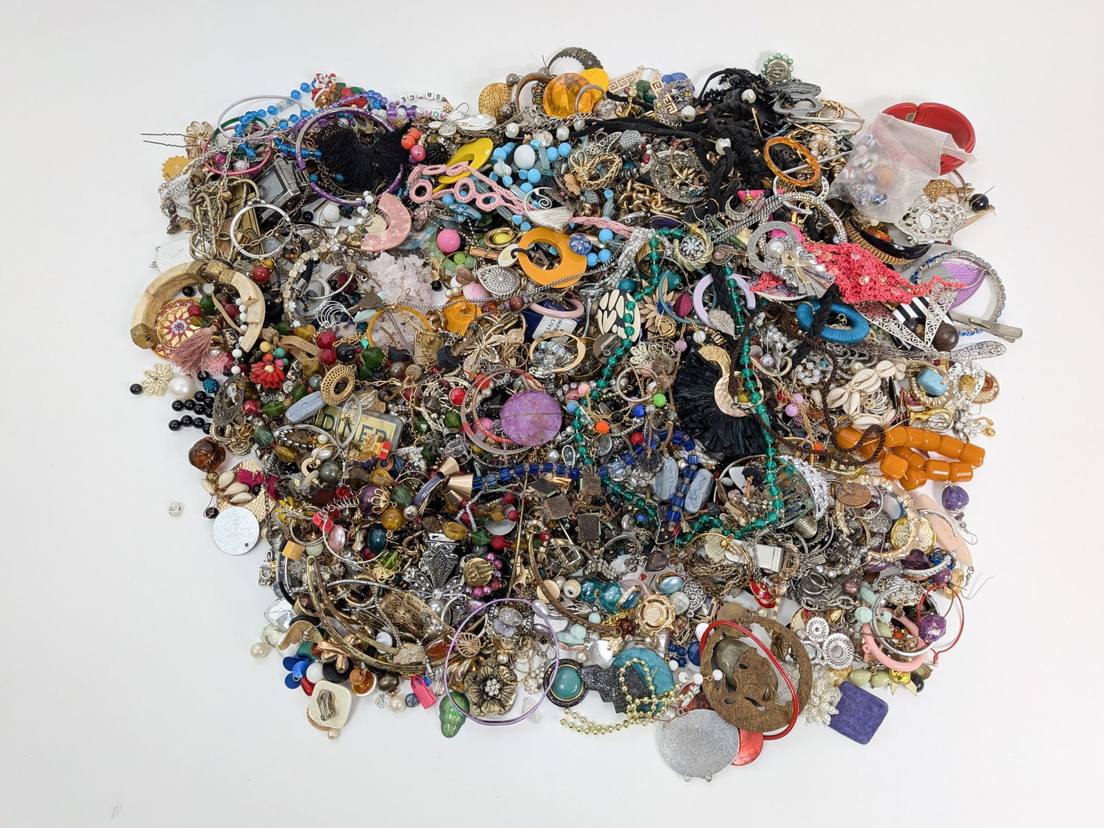 Giant Box Lot of Assorted Costume and Misc Jewelry: Giant Box Lot of Assorted Costume and Misc Jewelry Size 7" x 12" x 12" Literature Brooks Auction – Online Auction Terms & Conditions Contact: (856) 694-2960 | info@brooks.auction READ BEFORE