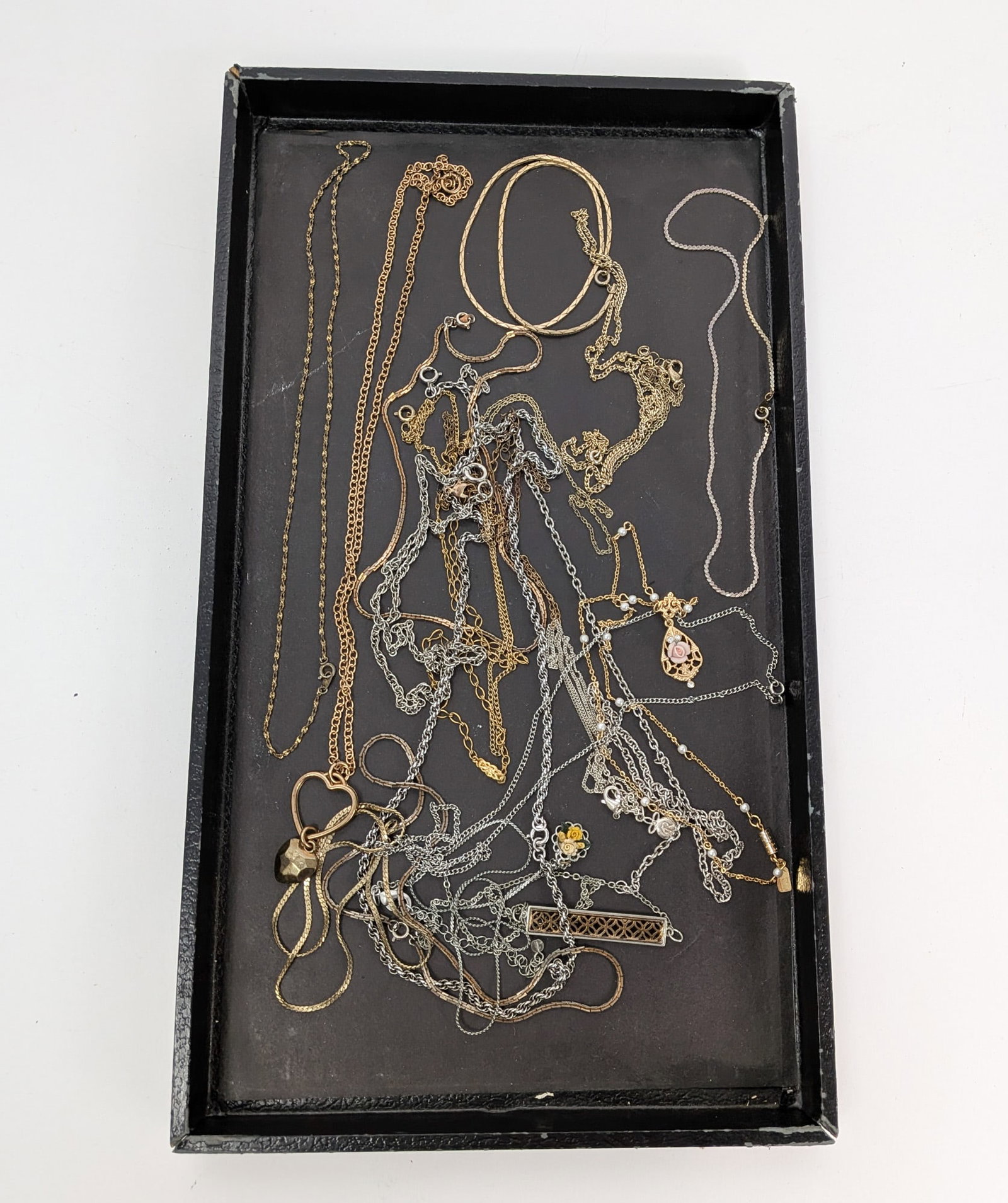 Assortment of Necklaces and Chains: Assortment of Necklaces and Chains Literature Brooks Auction – Online Auction Terms & Conditions Contact: (856) 694-2960 | info@brooks.auction READ BEFORE YOU BID: We want you to feel confident