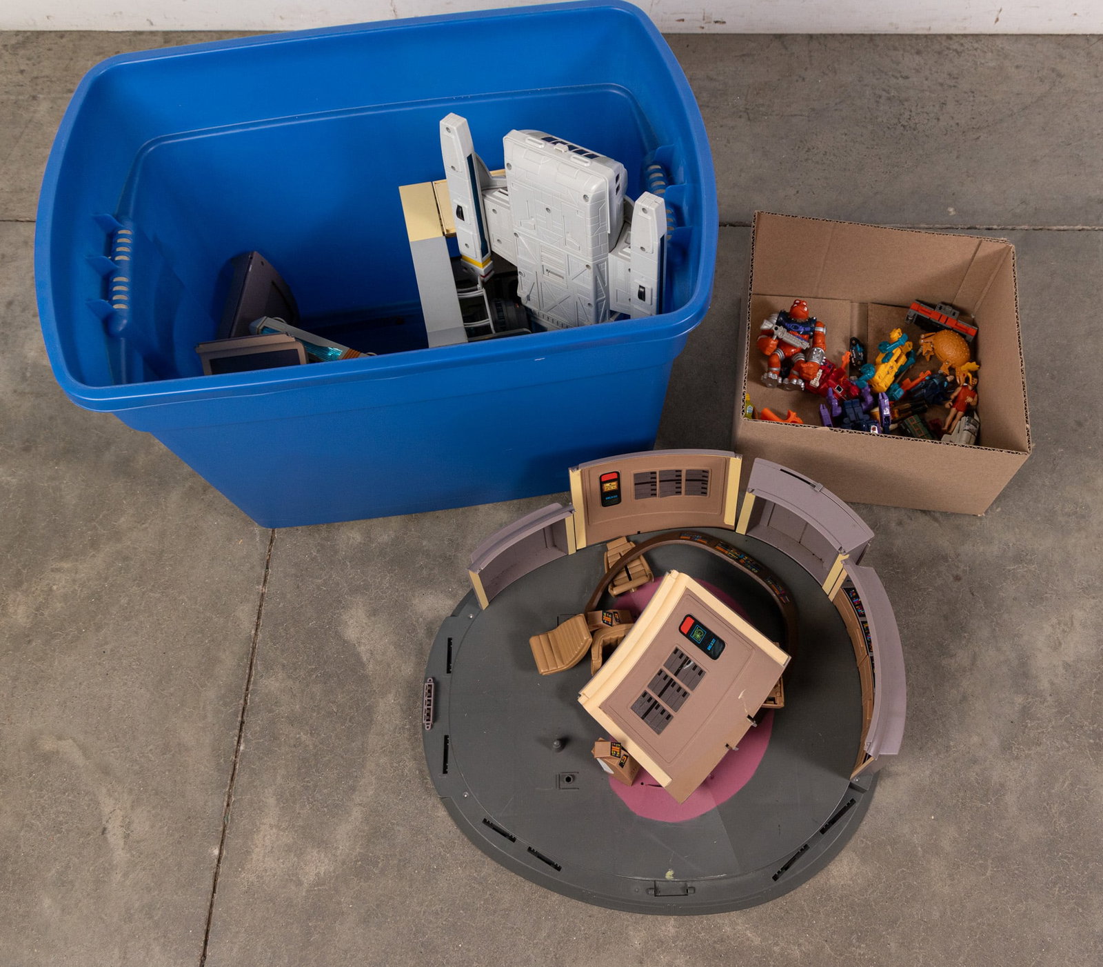 Assortment of Vintage Action Figures ft. Star Trek Play Sets: Assortment of Vintage Action Figures ft. Star Trek Play Sets Size 7" x 12" x 12" Literature Brooks Auction – Online Auction Terms & Conditions ———————&#