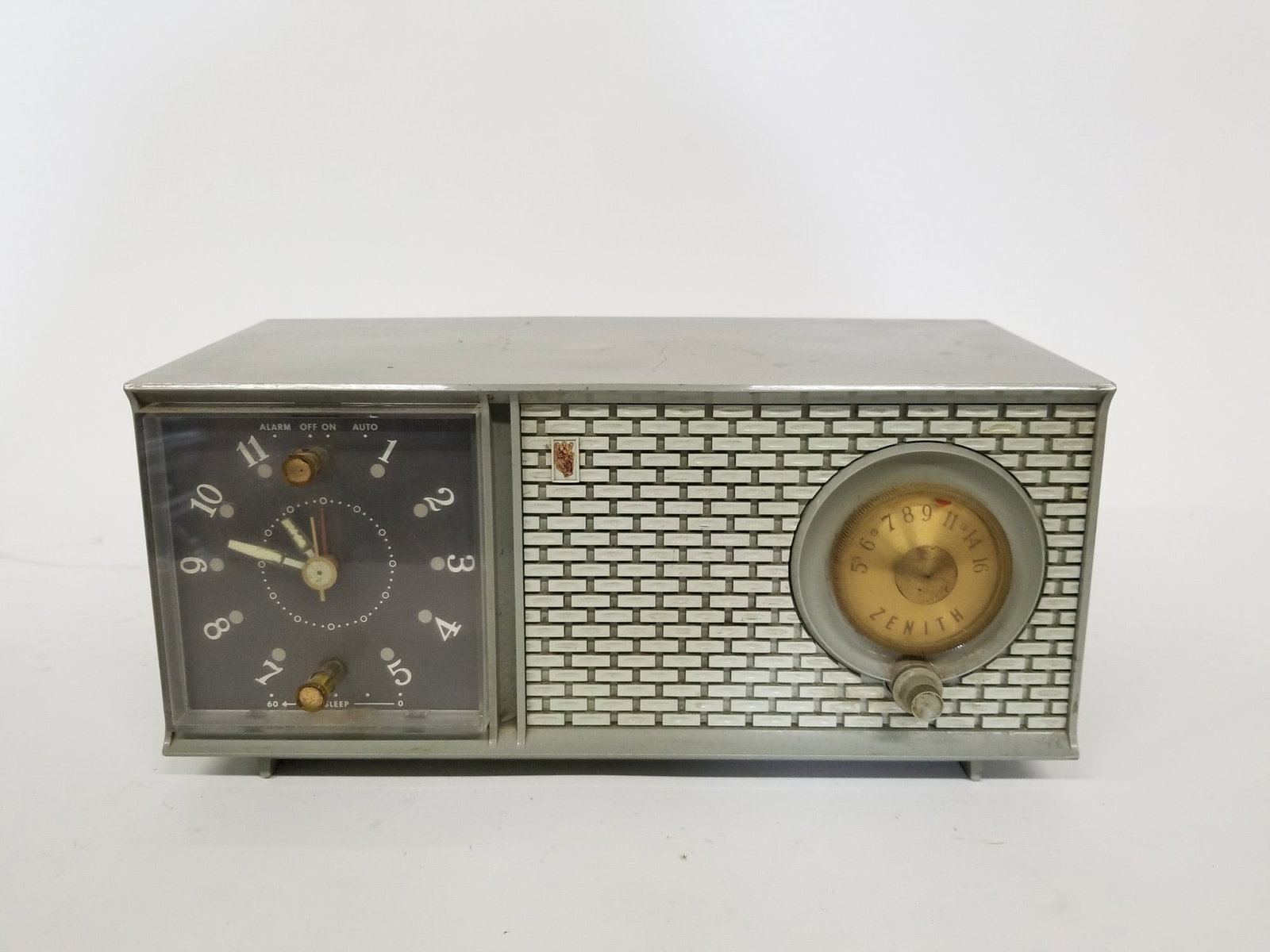 Vintage Zenith Analog Radio Clock Model S-54556 (1 of 5)