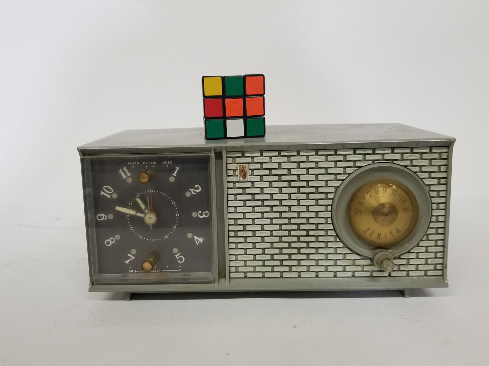 Vintage Zenith Analog Radio Clock Model S-54556 - 2