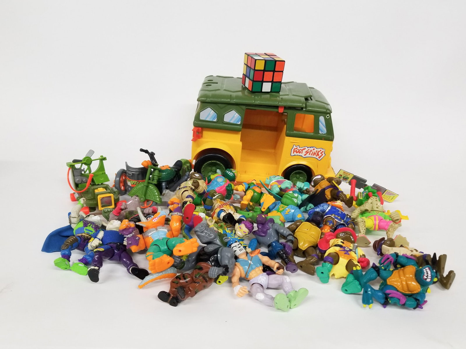 Assortment of Vintage 1990s Teenage Mutant Ninja Turtles ft. Party Van - 2