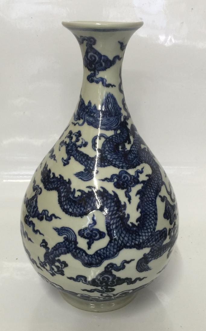 Chinese Blue & White 2 Dragon Vase. Yongle Mark (1 of 8)