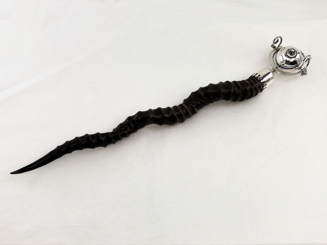 William Frederick Williams Sterling Silver Horn Lighter: Item: William Frederick Williams Sterling Silver & Horn Gimbal Lighter / Table Lighter / Cigar Lighter Date - 1920 Made in London Maker - William Frederick Williams Approx. Total Weight - 490g Approx.