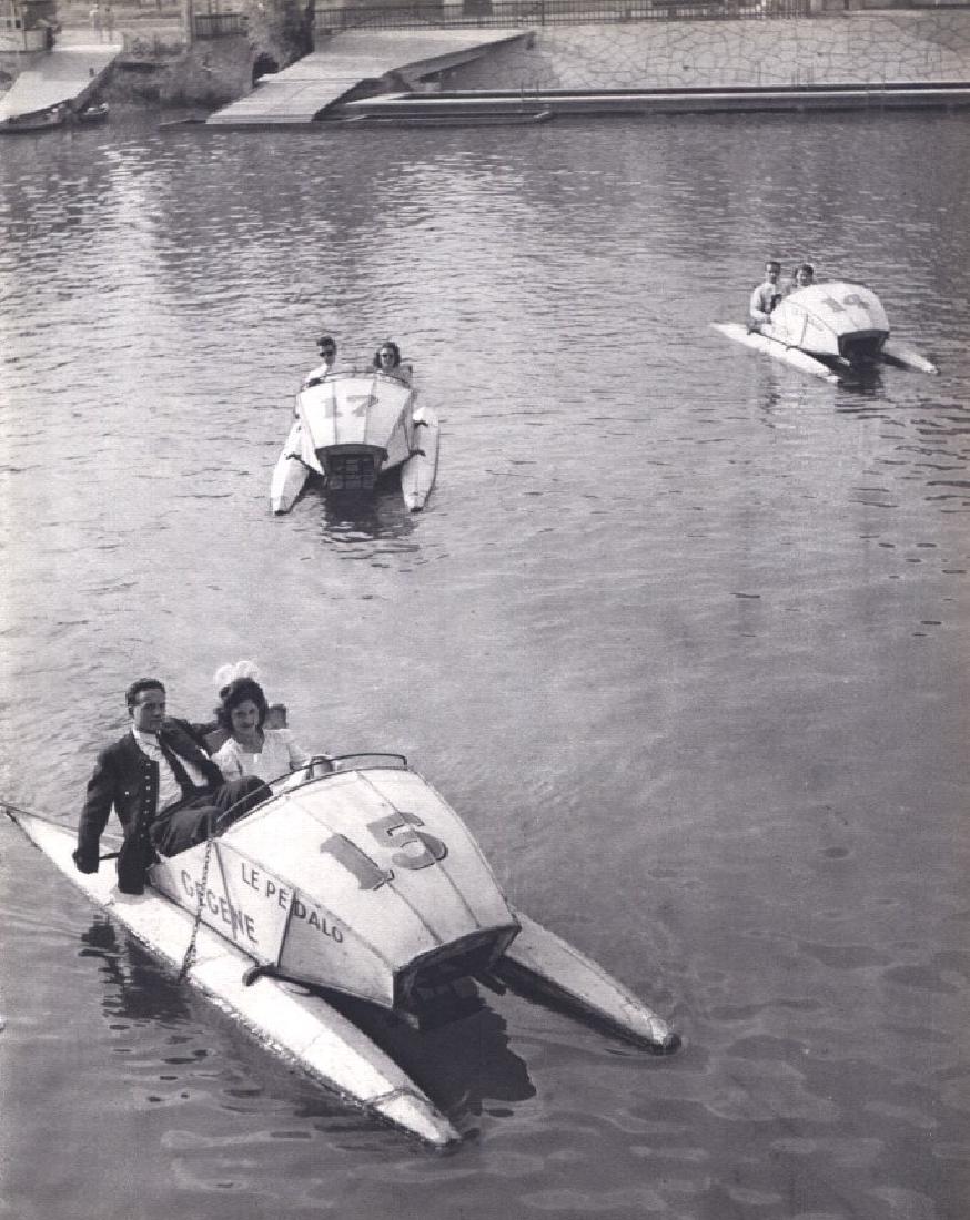 ROBERT DOISNEAU - L'amour: Artist: ROBERT DOISNEAU Print Title: L'amour Printing Date: 1949 Medium: Sheet-fed Gravure Printed in Switzerland Image Size: 6.5" x 8.5" Robert Doisneau was a French photographer. Similar to acclaime