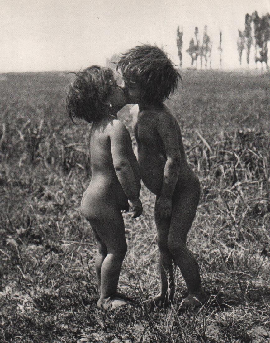 ANDRE KERTESZ - Gypsy Children, 1917 Esztergom, Hungary: Artist: ANDRE KERTESZ Print Title: Gypsy Children, 1917 Esztergom, Hungary Medium: Sheet-Fed Gravure Printed in 1972 by Braun - Mulhaus - France Image size (inches) approx. 6 x 7.5" Andre Kertesz, bor