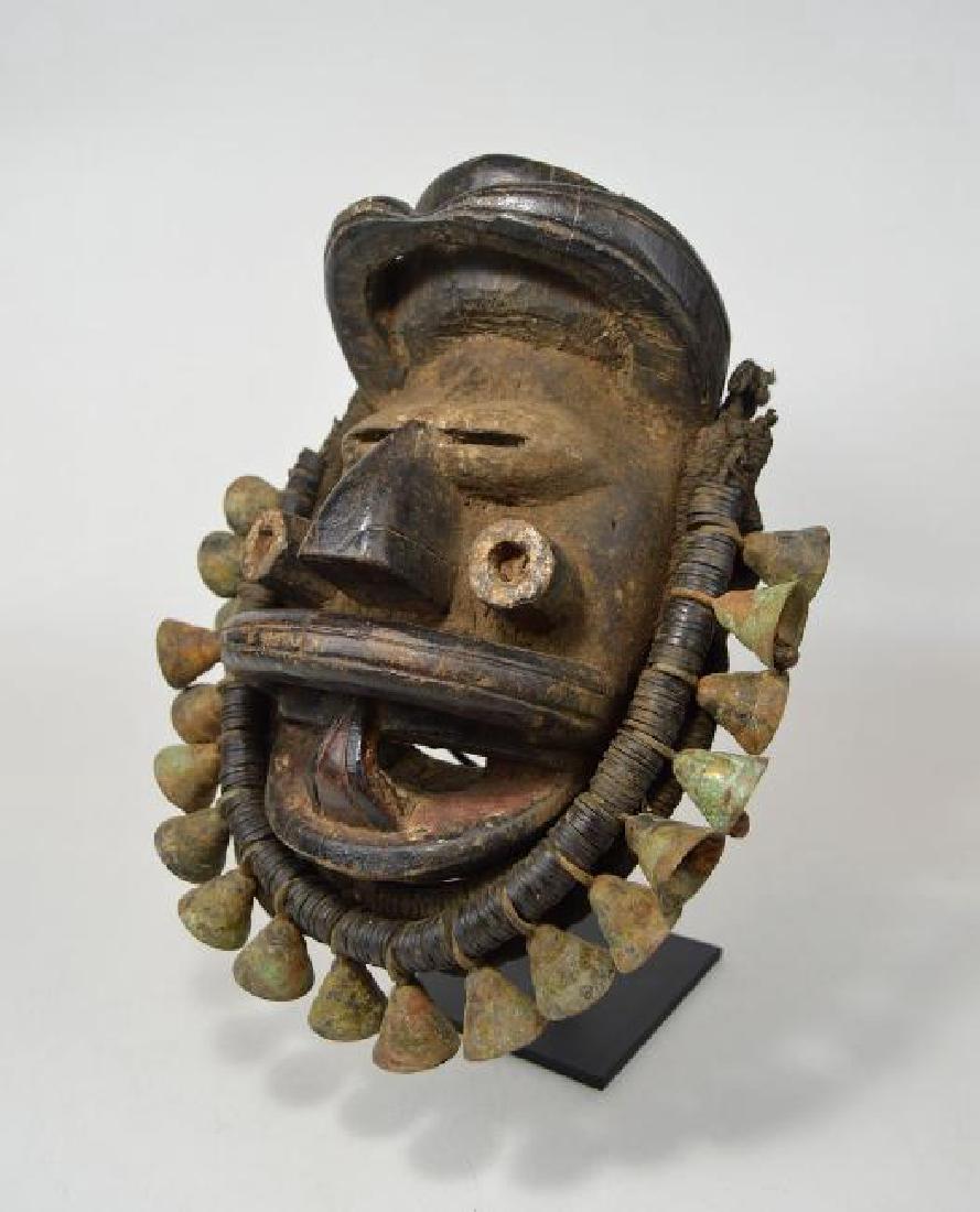 Dan Gere Mask With Regalia (1 of 7)