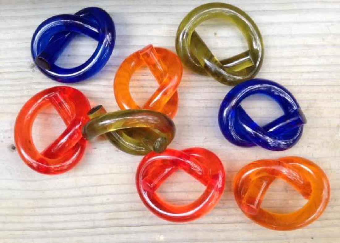 Set of 8 Napkin Rings: Set of 8 Lucite mid 20thc pretzel napkin rings. Please note that this lot has a confidential reserve. When you leave a bid in advance of the auction, submit your maximum. Jasper52 will bid on your beh