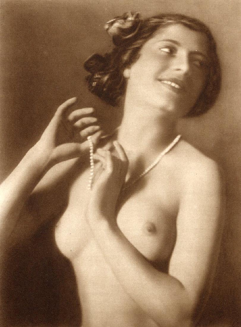 HERMANN SCHIEBERTH - Italian Woman: Artist: HERMANN SCHIEBERTH Print Title: Italian Woman Medium: Vintage Sheet-fed Gravure Printing Date: 1926 Printed: by Buchverlag - Germany Image Size: 6" X 8" Hermann Schieberth was an Austrian Phot