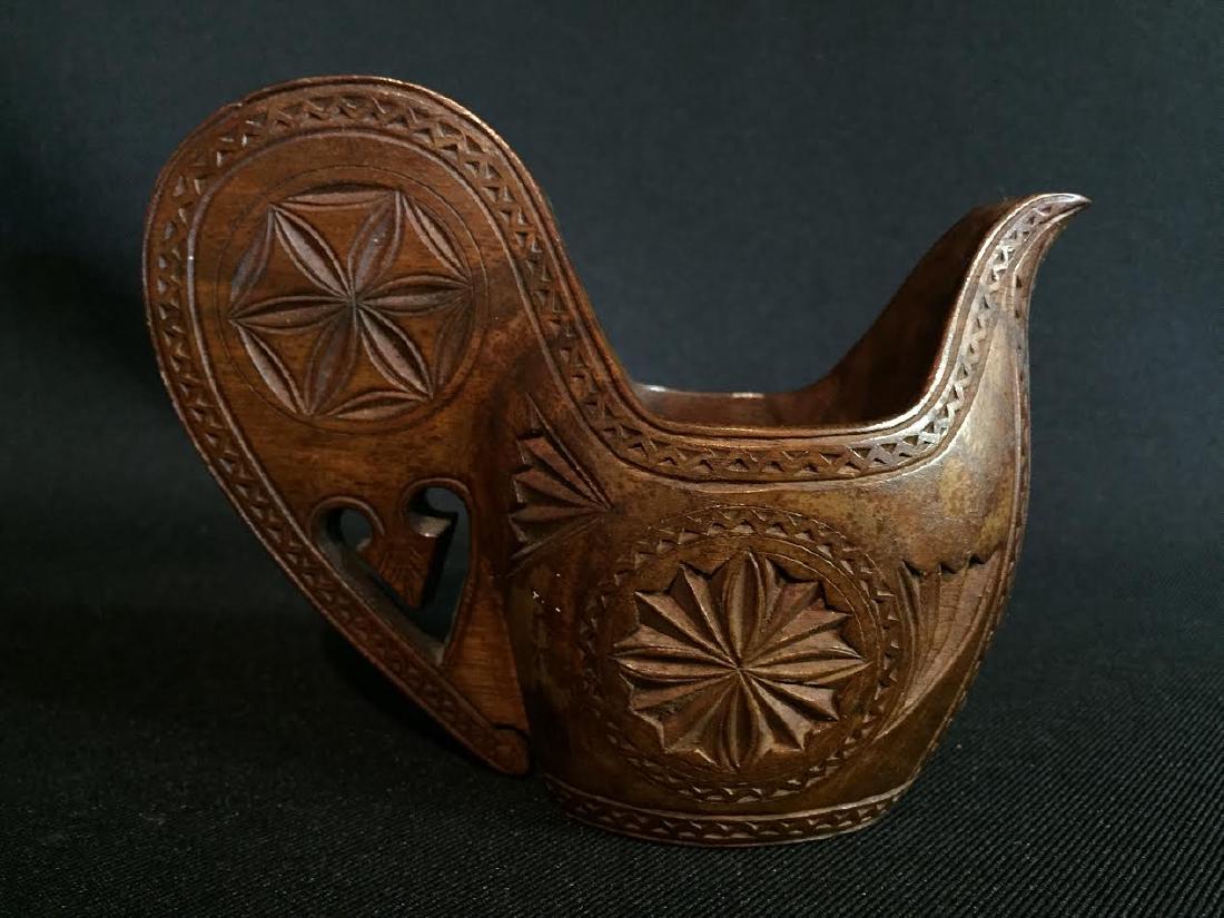 19th C Pennsylvania Chip Carved Treenware Marriage Cup: 19th C Pennsylvania Chip Carved Treenware Marriage Cup. Great condition. No damage or repairs. Dimensions: 4&1/8" high x 5&3/8" across. Please note that this lot has a confidential reserve. When you l