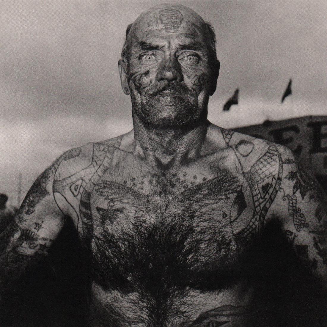 DIANE ARBUS - Tattooed Man 1970: Artist: DIANE ARBUS Print Title: Tattooed Man 1970 Medium: Heliogravure Printed in 1979, Italy Paper Size: 15 3/4 x 11 5/8 in Image Size: 10" x 10" Diane Arbus was an American photographer often regar