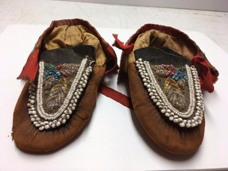 Northeastern Indian Hide Youth Beaded Moccasins (1 of 5)