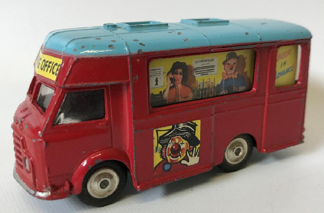 Vintage CORGI #426 CHIPPERFIELDS CIRCUS Mobile Van (1 of 4)