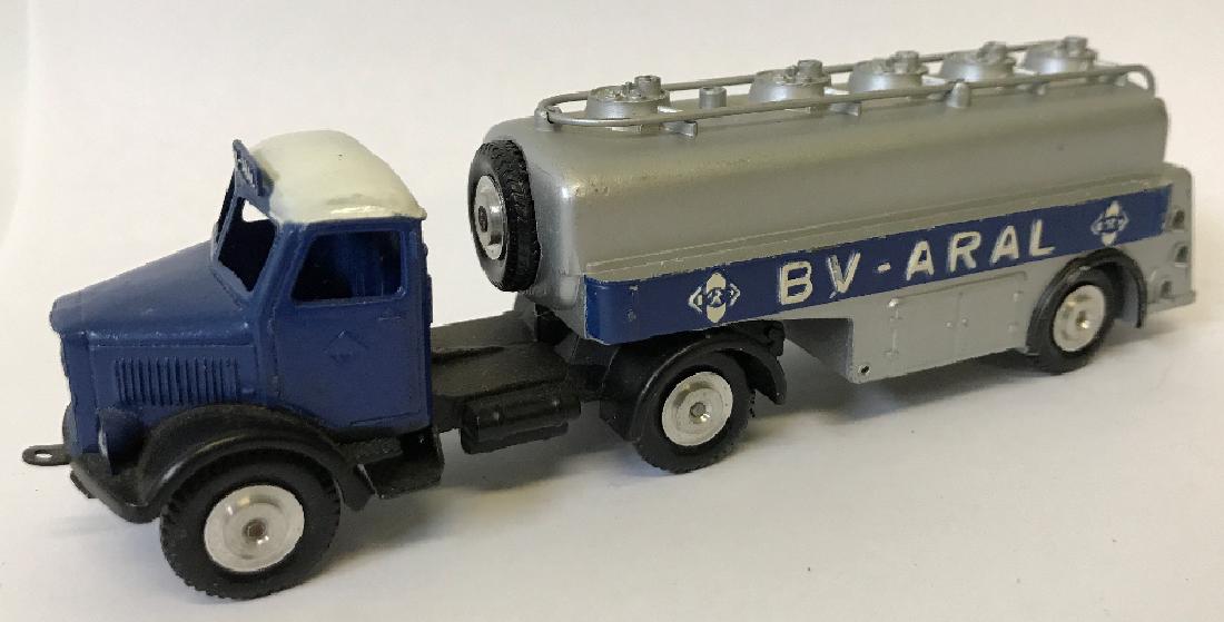Vintage MARKLIN #8000 ARAL Articulated Tanker Truck Toy (1 of 4)