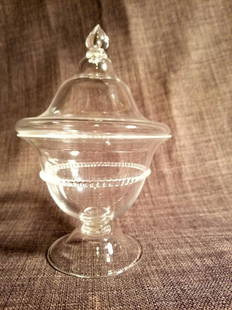 Vintage Steuben Crystal Lidded Candy Dish Signed: Vintage Steuben Crystal Lidded Candy Dish Signed 6in x 4in Signed on bottom Please note that this lot has a confidential reserve. When you leave a bid in advance of the auction, submit your maximum.