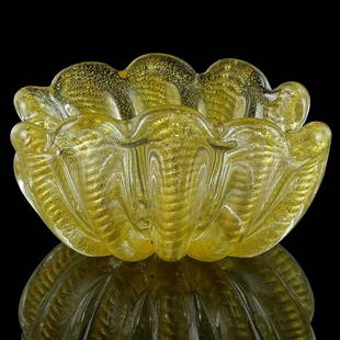 Barovier Toso Murano Gold Flecks Italian Art Glass Bowl: Beautiful Murano hand blown gold flecks Italian art glass trinket bowl / ashtray, decorative dish. Documented the Barovier e Toso company. Measures 3 3/4" long x 2” tall. Please note that this lot