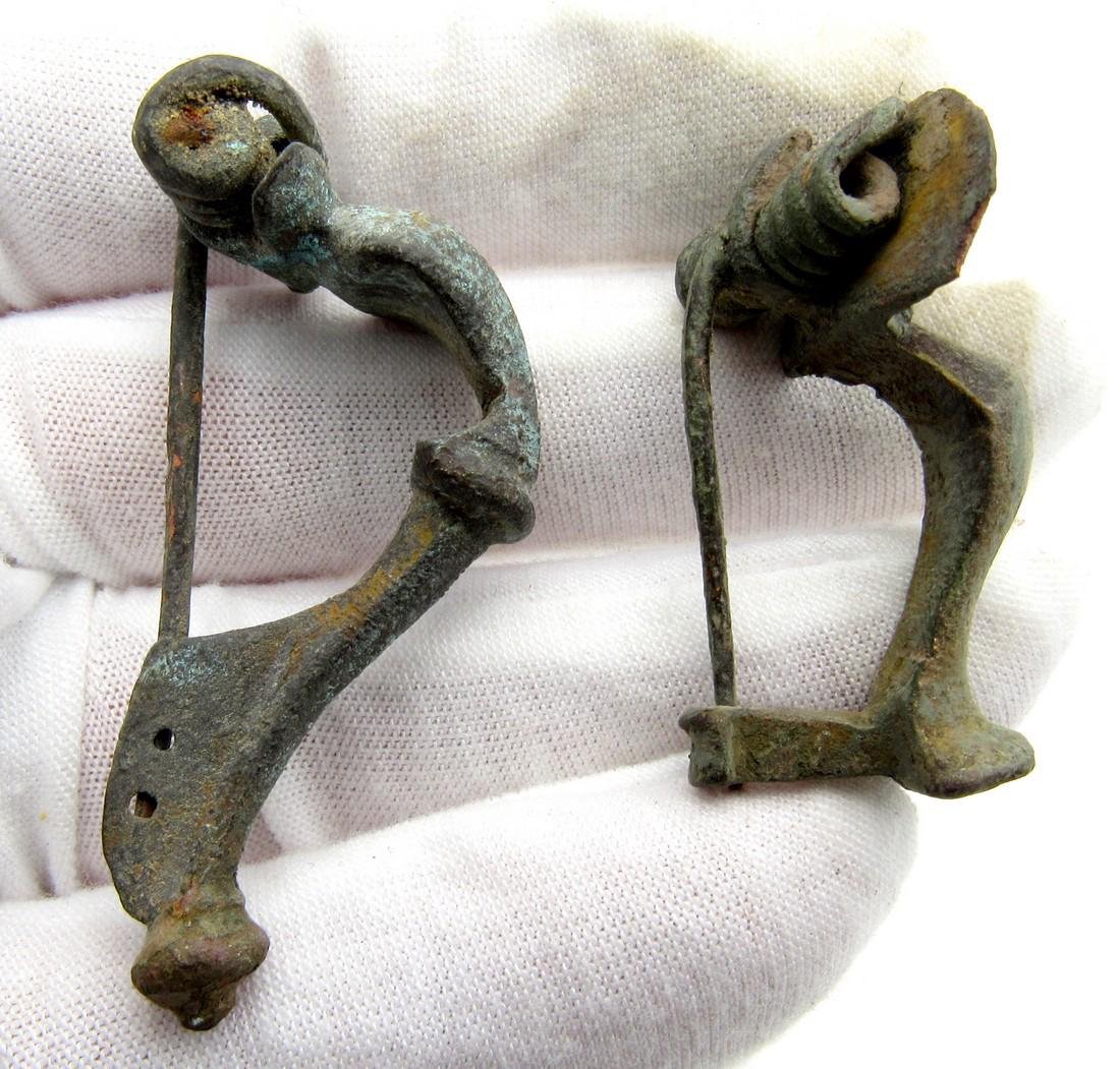 Pair of Roman Brooches / Fibulae (Bow & Knee) (1 of 4)