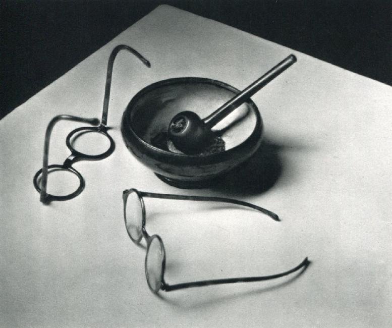 ANDRE KERTESZ - Mondrian's Glasses and Pipe, Paris 1926: Artist: ANDRE KERTESZ Print Title: Mondrian's Glasses and Pipe, Paris 1926 Medium: Sheet-Fed Gravure Printed in 1972 by Braun - Mulhaus - France Image size (inches) approx. 7 x 5.5" Andre Kertesz, bor