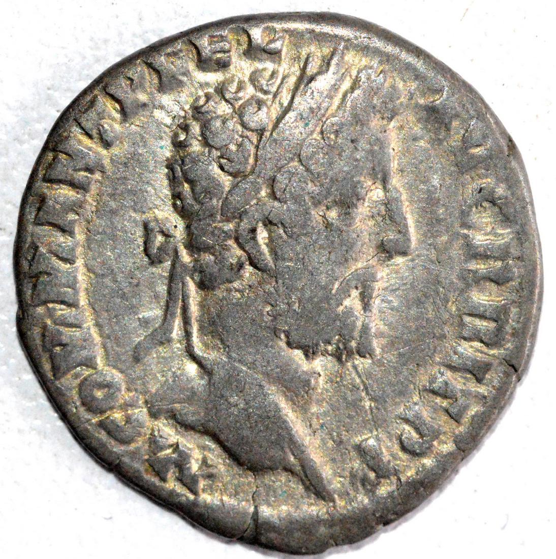 Roman Denarius of Emperor Commodus, rv. Victoria (1 of 2)