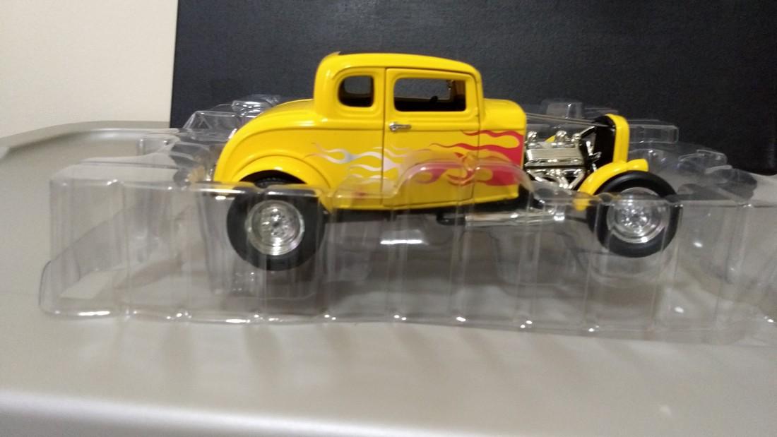 1932 Ford Deuce Coupe Model Car (1 of 1)