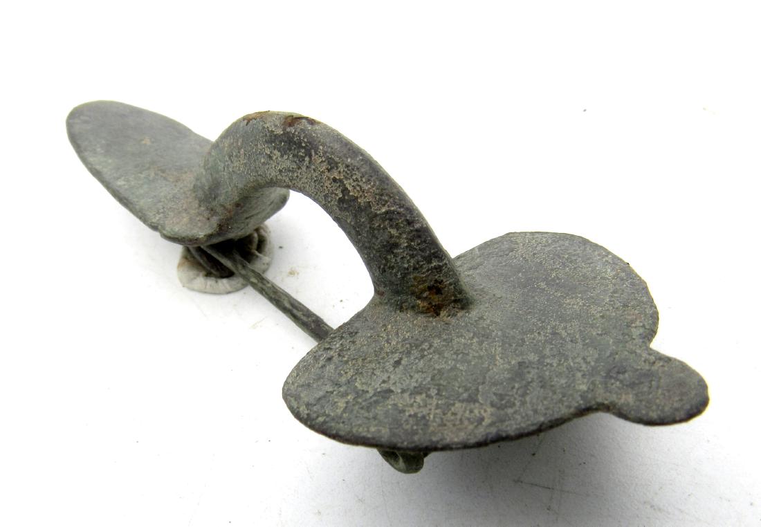 Medieval saxon era bow brooch: Date: ca. 900 - 1100 AD Material: bronze Provenance: Purchased from an old British Collection; acquired from L.C.F. (London) Dimensions: 71mm; 20.7grams Medieval saxon era bow brooch. Superb artifact 