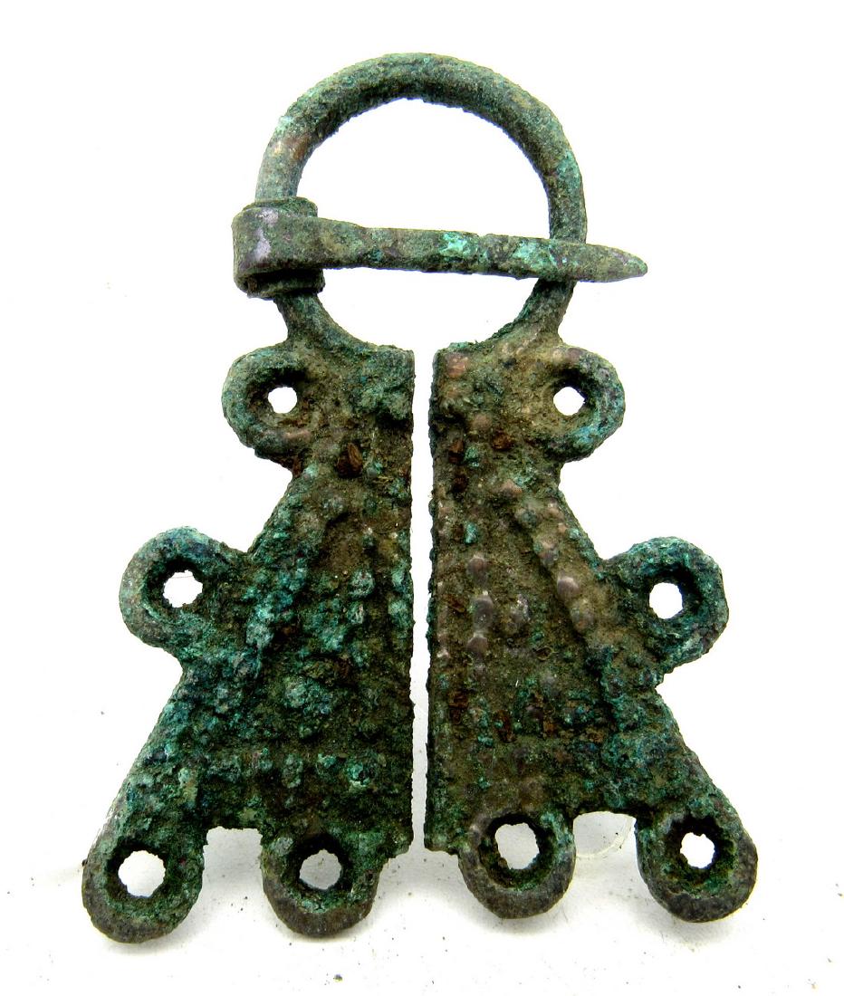 Medieval viking era penannular omega brooch: Date: ca. 900 - 1100 AD Material: bronze Provenance: Purchased from an old British collection; acquired from B.C.F (Birmingham) Dimensions: 55mm; 8.1grams Medieval viking era penannular omega brooch. 