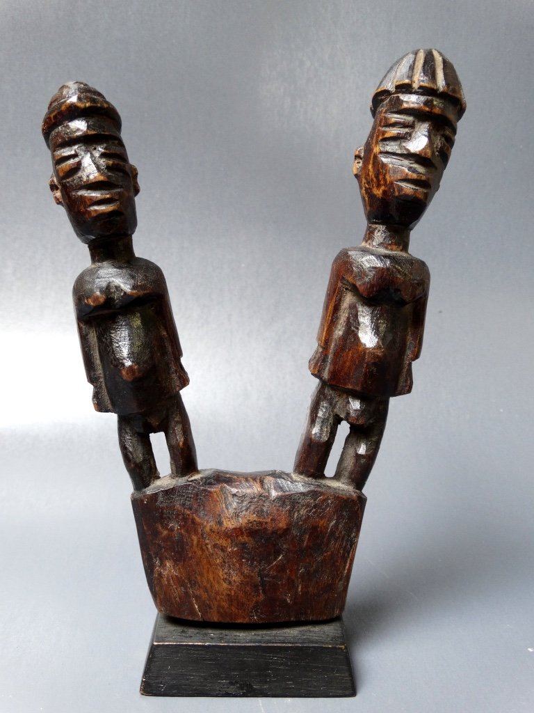 Statue of a man and a woman - SUKU - (1 of 1)