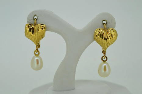 Ladies 14k Yellow Gold Freshwater Pearl Earrings: Item: Ladies 14k Yellow Gold & Freshwater Pearl EarringsBrand: UnbrandedMetal Purity: .585 Yellow GoldGemstones: Freshwater PearlSize: 5.5mm natural,fresh- water pearls 1.1 dwt TW 
