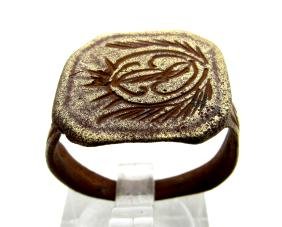 Medieval heraldic seal ring with personal initials (1 of 4)