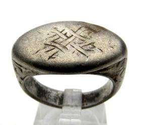 Medieval Viking silver ring with interlaced decoration (1 of 3)