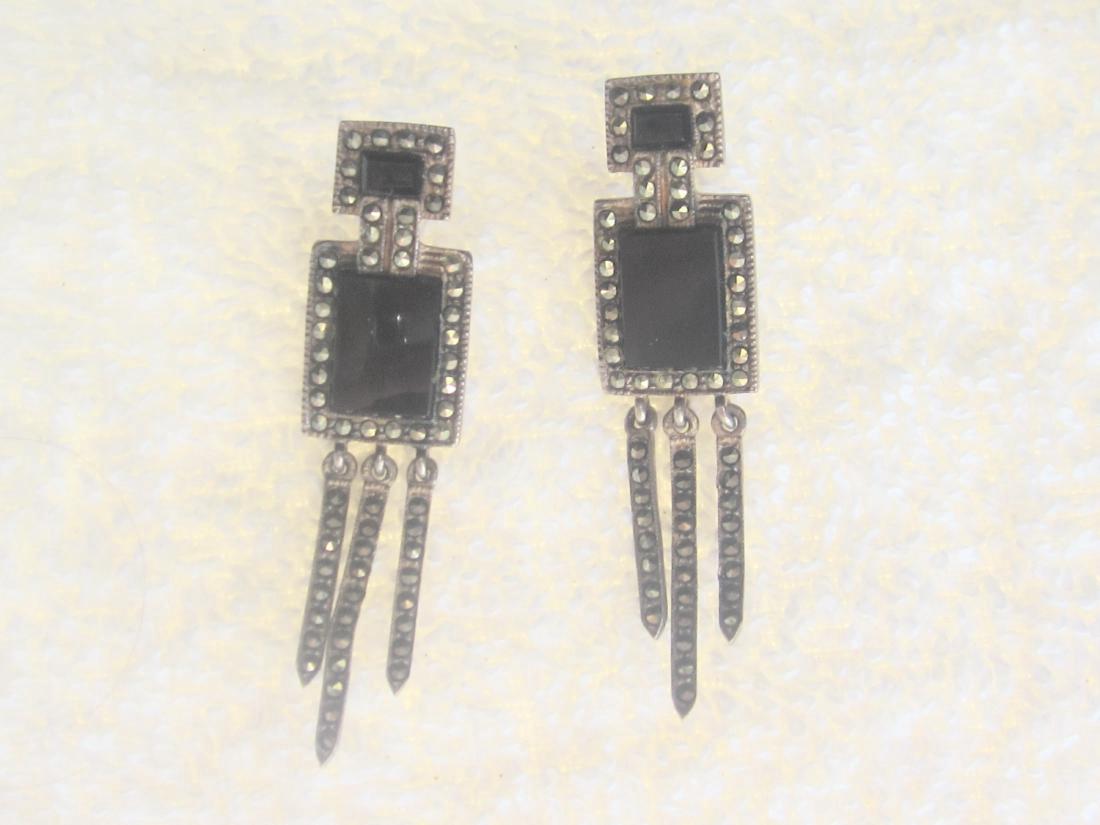 Vintage Sterling Marcasite Black Oynx Earrings: Item: Vintage Sterling Marcasite Black Oynx Earrings Materials: sterling.marcasite,black onyx Size/Dimensions: 2'' long x 1/2'' Lovely dangling earrings. Please note that this lot has a confidential r