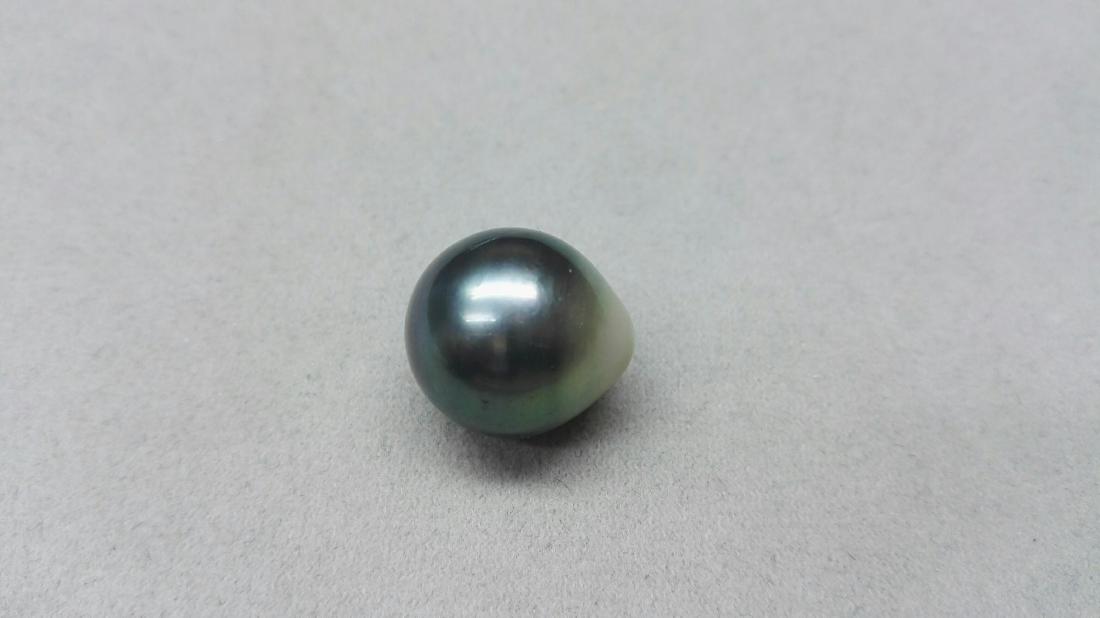 Loose Tahitian South Sea pearl drop shape: Item: Loose Tahitian South Sea pearl drop shape Stones: Pearl size 15 mm Carat Weight: weight 5,40 grams Size/Dimensions: 15 mm dark green natural color, drop shape, high luster, clean surface No Rese