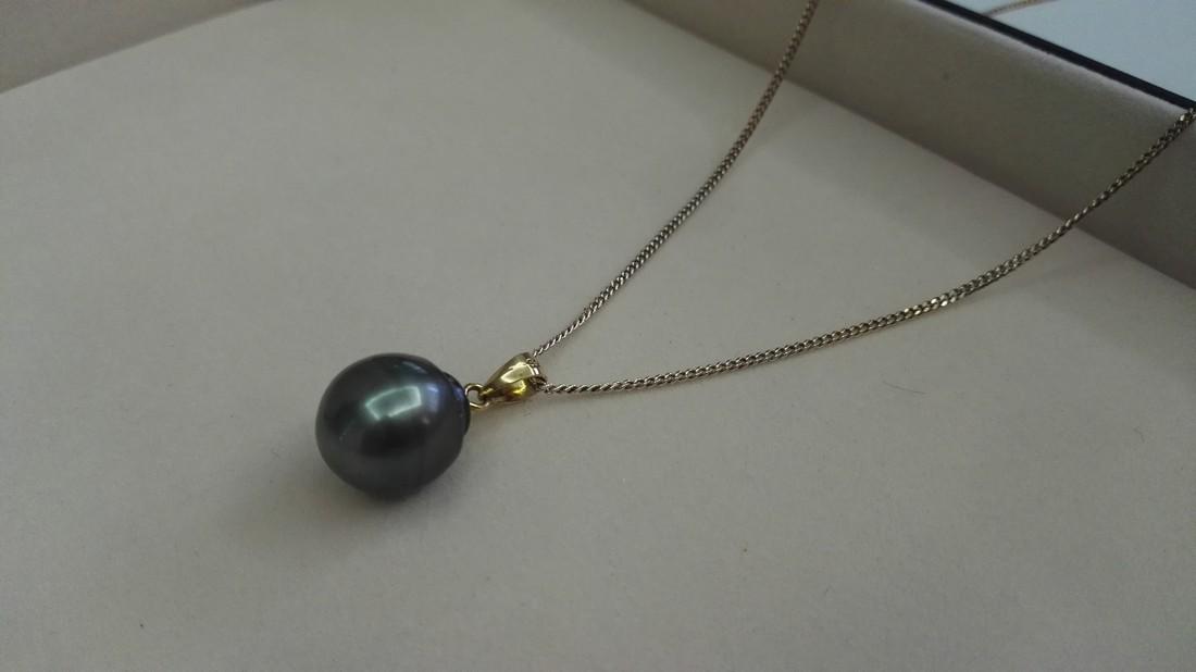 Tahitian South Sea pearl pendant: Item: Tahitian South Sea pearl pendant Metal: Silver 925 mls Stones: South Sea pearl 12 mm Carat Weight: 5,69 grams Size/Dimensions: 12 mm chain 45 cm long dark green natural color, drop shape, high l