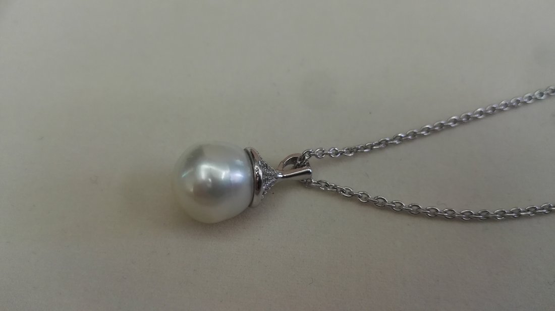 Australian South Sea Pearl pendant: Item: Australian South Sea Pearl pendant Brand: KAILIS Metal: Silver 925 mls Stones: 1 black diamond 2 mm Carat Weight: total weight 10 grams Size/Dimensions: chain 50 cm long No Reserve: This lot sta
