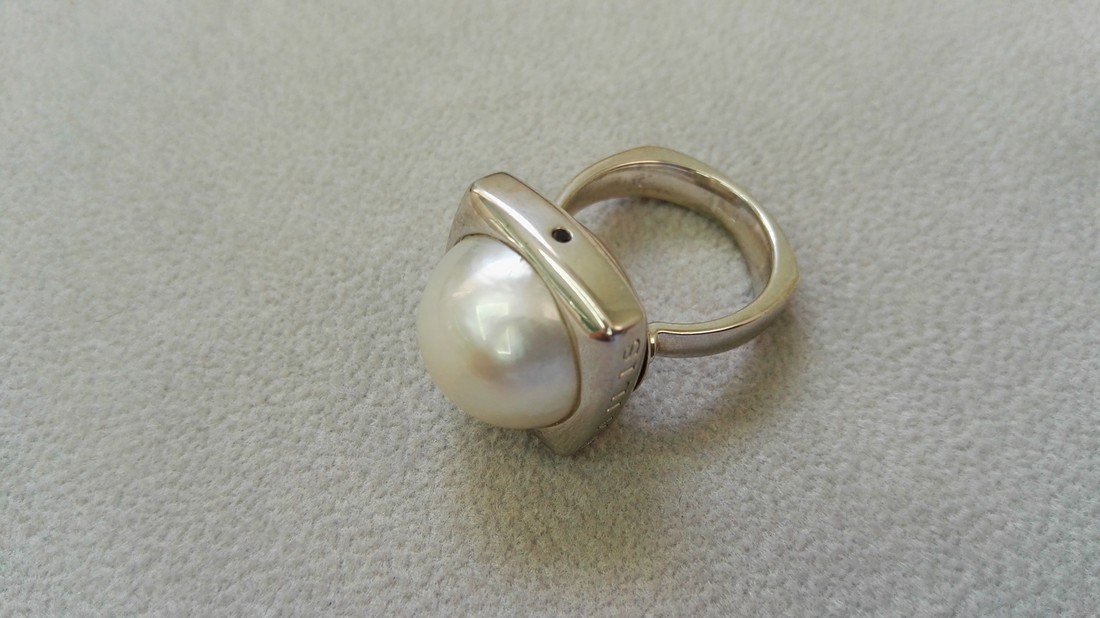 Australian Mabe pearl ring: Item: Australian Mabe pearl ring Brand: KAILIS Metal: Silver 925 mls Stones: 2 black diamonds 2 mm Carat Weight: total weight 15 grams Size/Dimensions: 13 mm pearls ring size 12 (Spain) No Reserve: Th